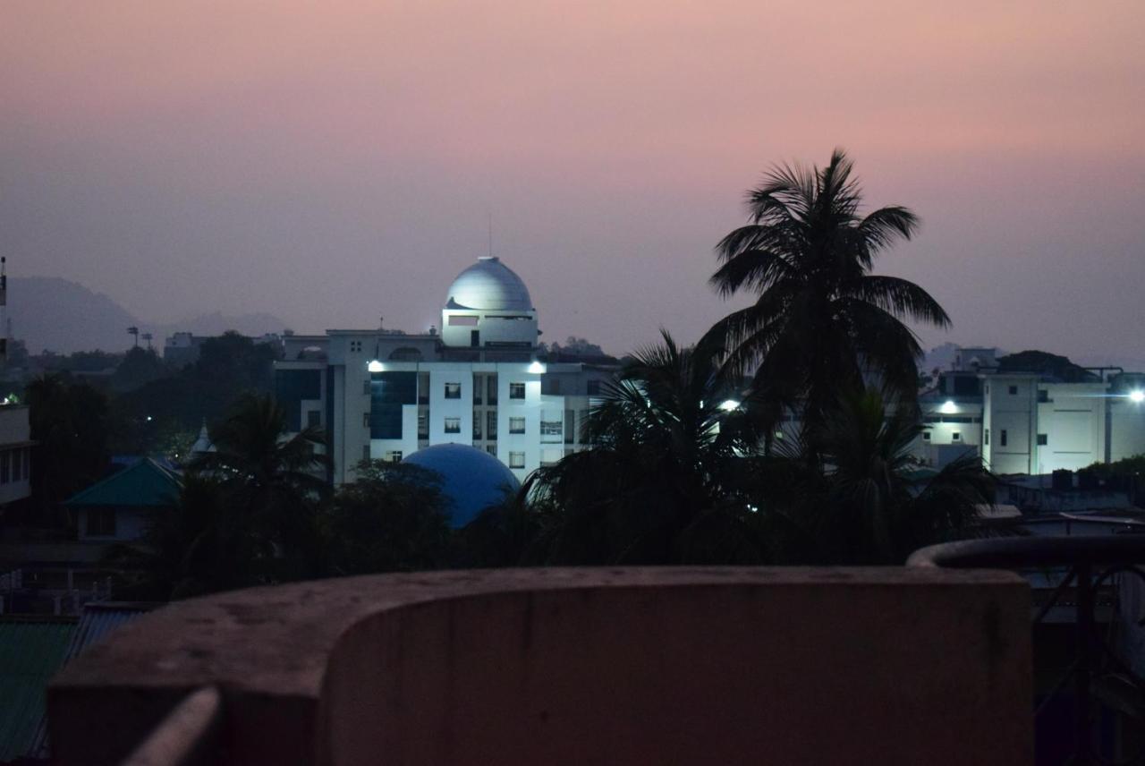River Breeze Home A Comfort Stay Guwahati Exteriör bild